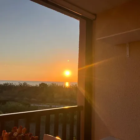 Seaside Serenity: Beachfront With Pool And Ocean Views Apartment Saint-Cyprien (Pyrenees-Orientales)